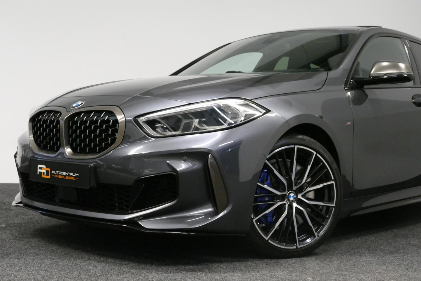 BMW 1 Serie M135i xDrive High Executive Edition / Orig. Nederlands / Panoramadak / Stoelverwarming / Apple Carplay - Android Auto / Ambienteverlichting / HUD / Achteruitrijcamera / Cruise Control / 19'' LMV / Spiegel-pakket / LED koplampen / Lederen bekleding
