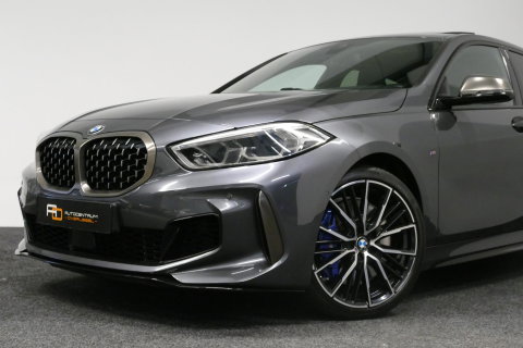 BMW 1 Serie M135i xDrive High Executive Edition / Orig. Nederlands / Panoramadak / Stoelverwarming / Apple Carplay - Android Auto / Ambienteverlichting / HUD / Achteruitrijcamera / Cruise Control / 19'' LMV / Spiegel-pakket / LED koplampen / Lederen bekleding