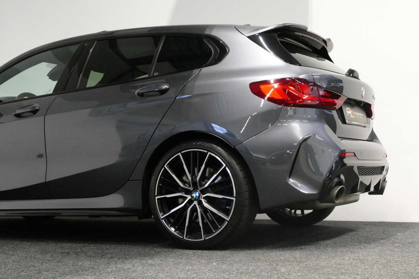 BMW 1 Serie M135i xDrive High Executive Edition / Orig. Nederlands / Panoramadak / Stoelverwarming / Apple Carplay - Android Auto / Ambienteverlichting / HUD / Achteruitrijcamera / Cruise Control / 19'' LMV / Spiegel-pakket / LED koplampen / Lederen bekleding