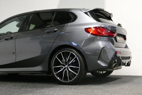 BMW 1 Serie M135i xDrive High Executive Edition / Orig. Nederlands / Panoramadak / Stoelverwarming / Apple Carplay - Android Auto / Ambienteverlichting / HUD / Achteruitrijcamera / Cruise Control / 19'' LMV / Spiegel-pakket / LED koplampen / Lederen bekleding