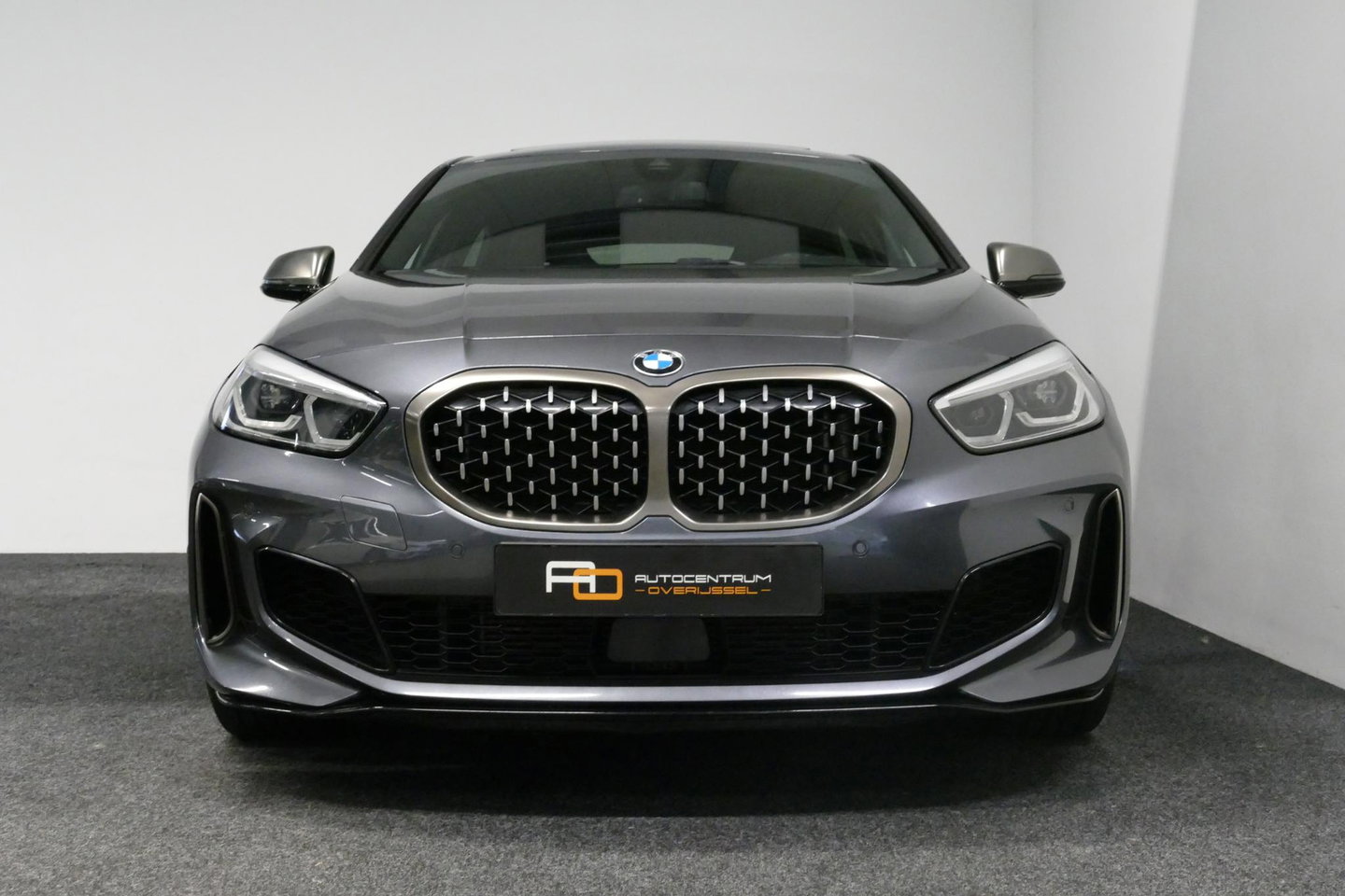 BMW 1 Serie M135i xDrive High Executive Edition / Orig. Nederlands / Panoramadak / Stoelverwarming / Apple Carplay - Android Auto / Ambienteverlichting / HUD / Achteruitrijcamera / Cruise Control / 19'' LMV / Spiegel-pakket / LED koplampen / Lederen bekleding