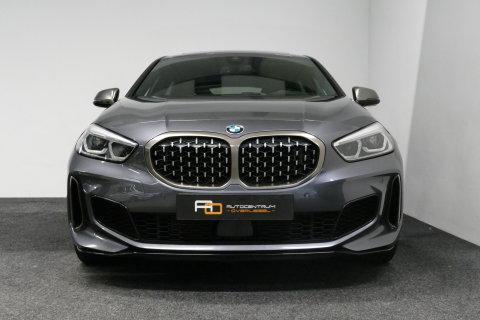 BMW 1 Serie M135i xDrive High Executive Edition / Orig. Nederlands / Panoramadak / Stoelverwarming / Apple Carplay - Android Auto / Ambienteverlichting / HUD / Achteruitrijcamera / Cruise Control / 19'' LMV / Spiegel-pakket / LED koplampen / Lederen bekleding
