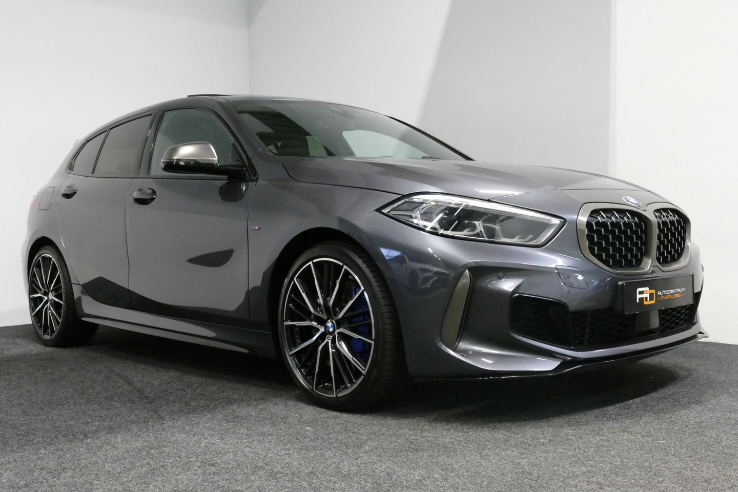 BMW 1 Serie M135i xDrive High Executive Edition / Orig. Nederlands / Panoramadak / Stoelverwarming / Apple Carplay - Android Auto / Ambienteverlichting / HUD / Achteruitrijcamera / Cruise Control / 19'' LMV / Spiegel-pakket / LED koplampen / Lederen bekleding