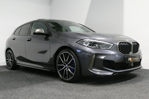 BMW 1 Serie M135i xDrive High Executive Edition / Orig. Nederlands / Panoramadak / Stoelverwarming / Apple Carplay - Android Auto / Ambienteverlichting / HUD / Achteruitrijcamera / Cruise Control / 19'' LMV / Spiegel-pakket / LED koplampen / Lederen bekleding