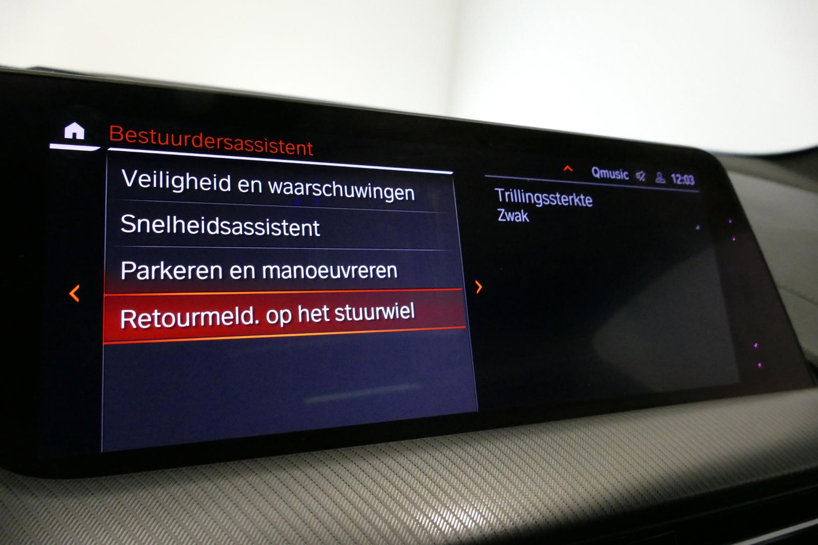 BMW 1 Serie M135i xDrive High Executive Edition / Orig. Nederlands / Panoramadak / Stoelverwarming / Apple Carplay - Android Auto / Ambienteverlichting / HUD / Achteruitrijcamera / Cruise Control / 19'' LMV / Spiegel-pakket / LED koplampen / Lederen bekleding