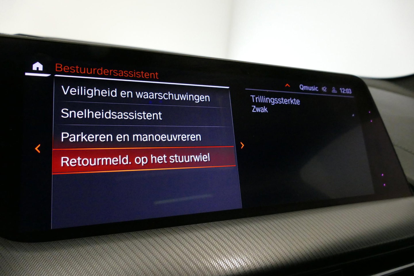 BMW 1 Serie M135i xDrive High Executive Edition / Orig. Nederlands / Panoramadak / Stoelverwarming / Apple Carplay - Android Auto / Ambienteverlichting / HUD / Achteruitrijcamera / Cruise Control / 19'' LMV / Spiegel-pakket / LED koplampen / Lederen bekleding