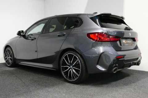 BMW 1 Serie M135i xDrive High Executive Edition / Orig. Nederlands / Panoramadak / Stoelverwarming / Apple Carplay - Android Auto / Ambienteverlichting / HUD / Achteruitrijcamera / Cruise Control / 19'' LMV / Spiegel-pakket / LED koplampen / Lederen bekleding