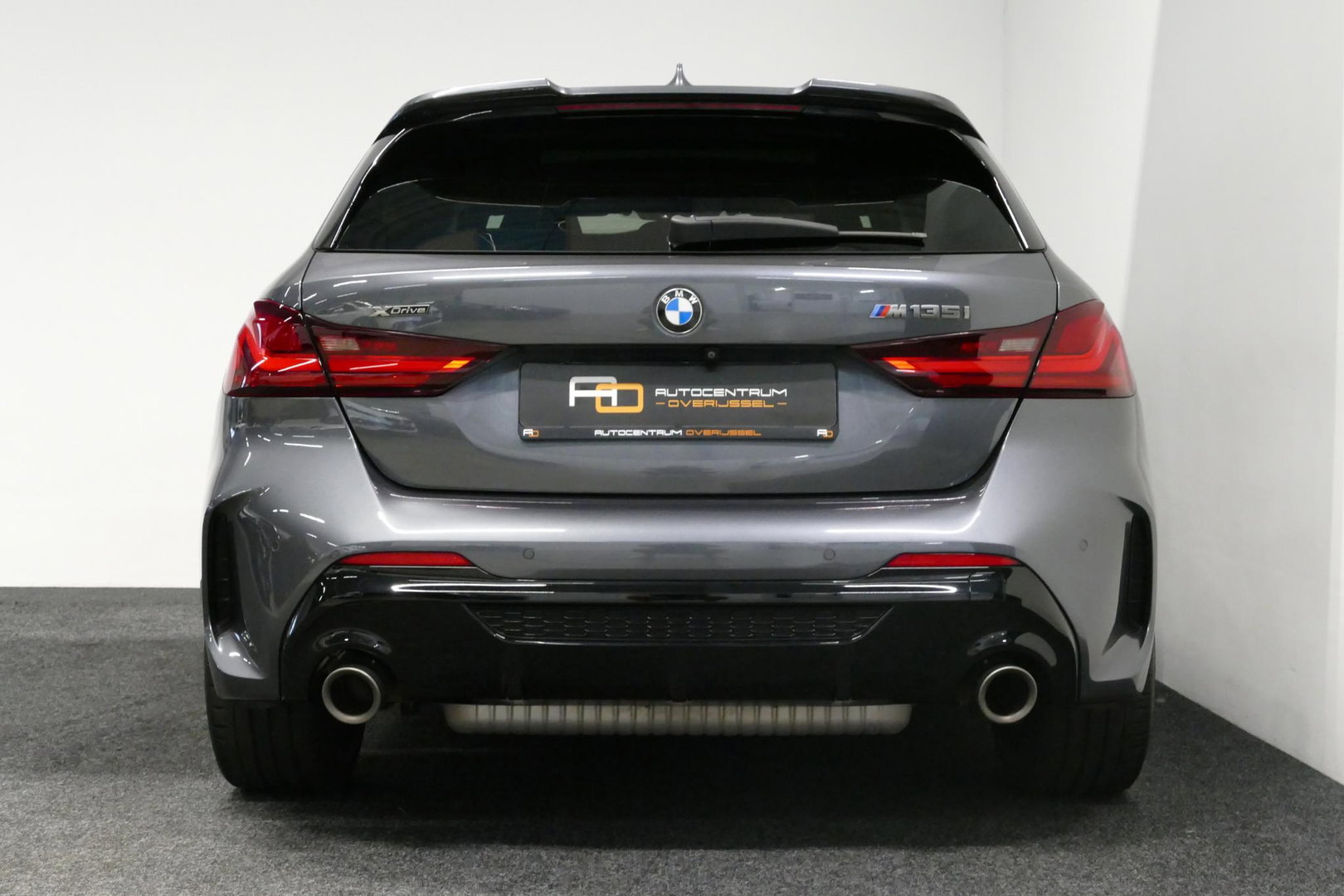 BMW 1 Serie M135i xDrive High Executive Edition / Orig. Nederlands / Panoramadak / Stoelverwarming / Apple Carplay - Android Auto / Ambienteverlichting / HUD / Achteruitrijcamera / Cruise Control / 19'' LMV / Spiegel-pakket / LED koplampen / Lederen bekleding