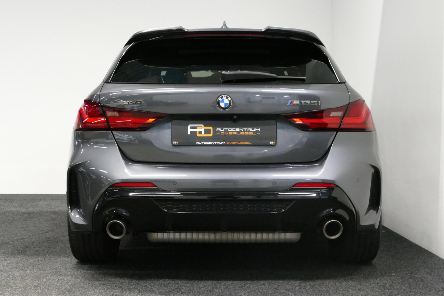 BMW 1 Serie M135i xDrive High Executive Edition / Orig. Nederlands / Panoramadak / Stoelverwarming / Apple Carplay - Android Auto / Ambienteverlichting / HUD / Achteruitrijcamera / Cruise Control / 19'' LMV / Spiegel-pakket / LED koplampen / Lederen bekleding
