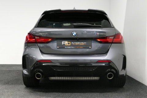 BMW 1 Serie M135i xDrive High Executive Edition / Orig. Nederlands / Panoramadak / Stoelverwarming / Apple Carplay - Android Auto / Ambienteverlichting / HUD / Achteruitrijcamera / Cruise Control / 19'' LMV / Spiegel-pakket / LED koplampen / Lederen bekleding
