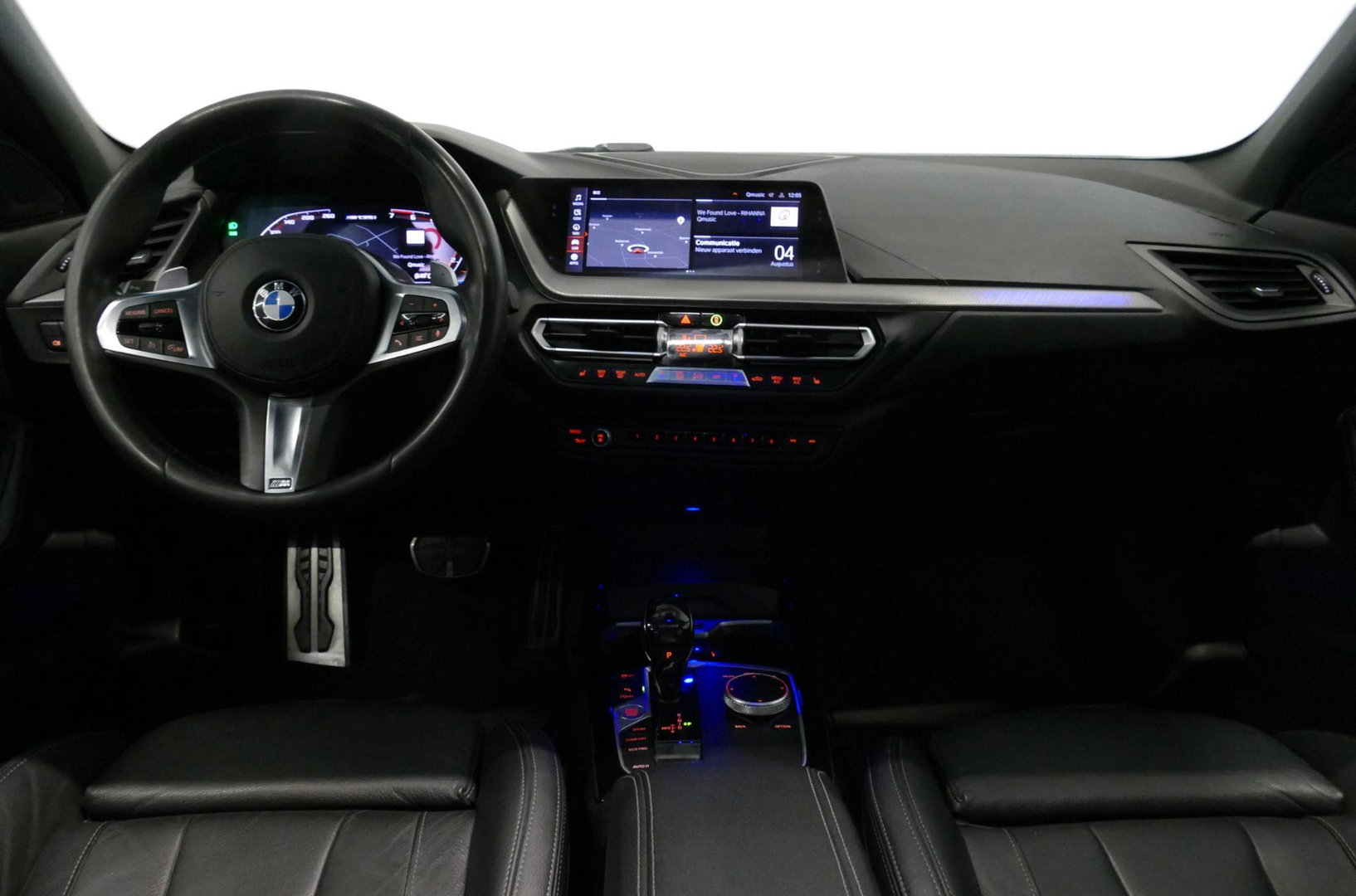 BMW 1 Serie M135i xDrive High Executive Edition / Orig. Nederlands / Panoramadak / Stoelverwarming / Apple Carplay - Android Auto / Ambienteverlichting / HUD / Achteruitrijcamera / Cruise Control / 19'' LMV / Spiegel-pakket / LED koplampen / Lederen bekleding