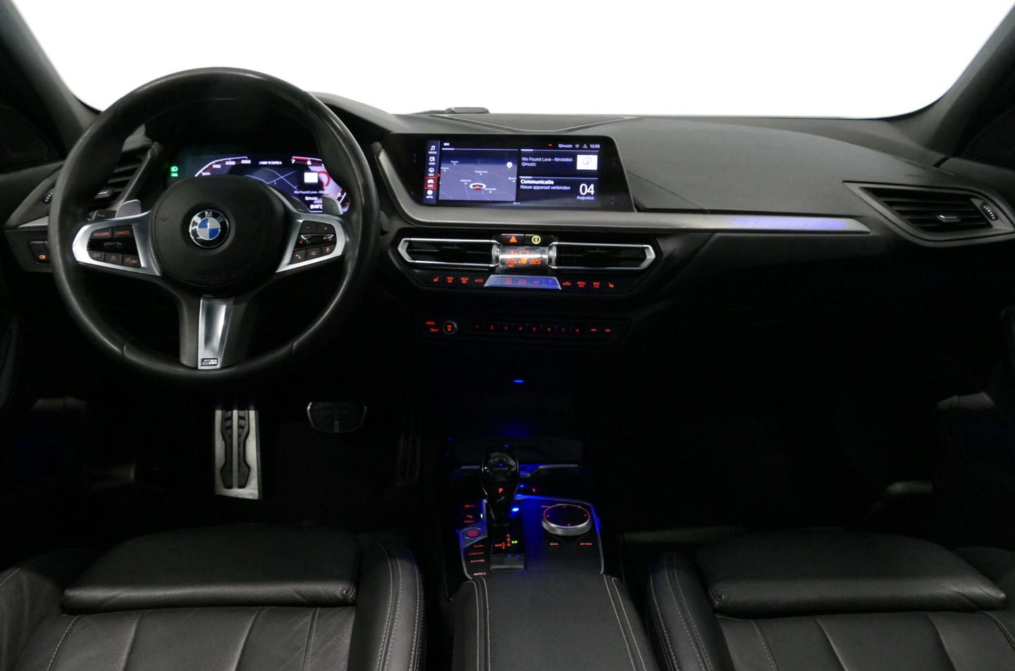 BMW 1 Serie M135i xDrive High Executive Edition / Orig. Nederlands / Panoramadak / Stoelverwarming / Apple Carplay - Android Auto / Ambienteverlichting / HUD / Achteruitrijcamera / Cruise Control / 19'' LMV / Spiegel-pakket / LED koplampen / Lederen bekleding