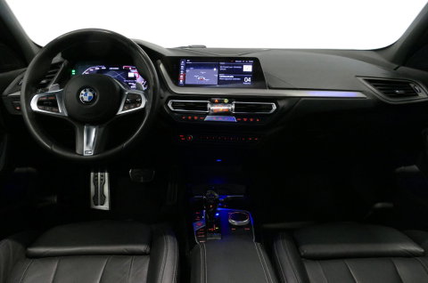 BMW 1 Serie M135i xDrive High Executive Edition / Orig. Nederlands / Panoramadak / Stoelverwarming / Apple Carplay - Android Auto / Ambienteverlichting / HUD / Achteruitrijcamera / Cruise Control / 19'' LMV / Spiegel-pakket / LED koplampen / Lederen bekleding