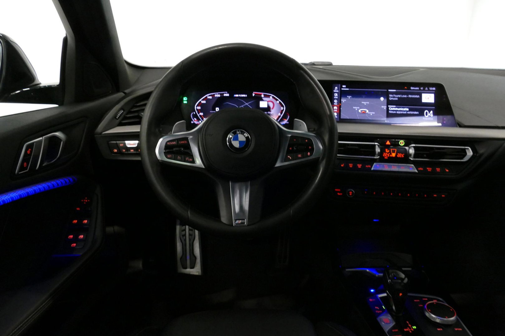 BMW 1 Serie M135i xDrive High Executive Edition / Orig. Nederlands / Panoramadak / Stoelverwarming / Apple Carplay - Android Auto / Ambienteverlichting / HUD / Achteruitrijcamera / Cruise Control / 19'' LMV / Spiegel-pakket / LED koplampen / Lederen bekleding