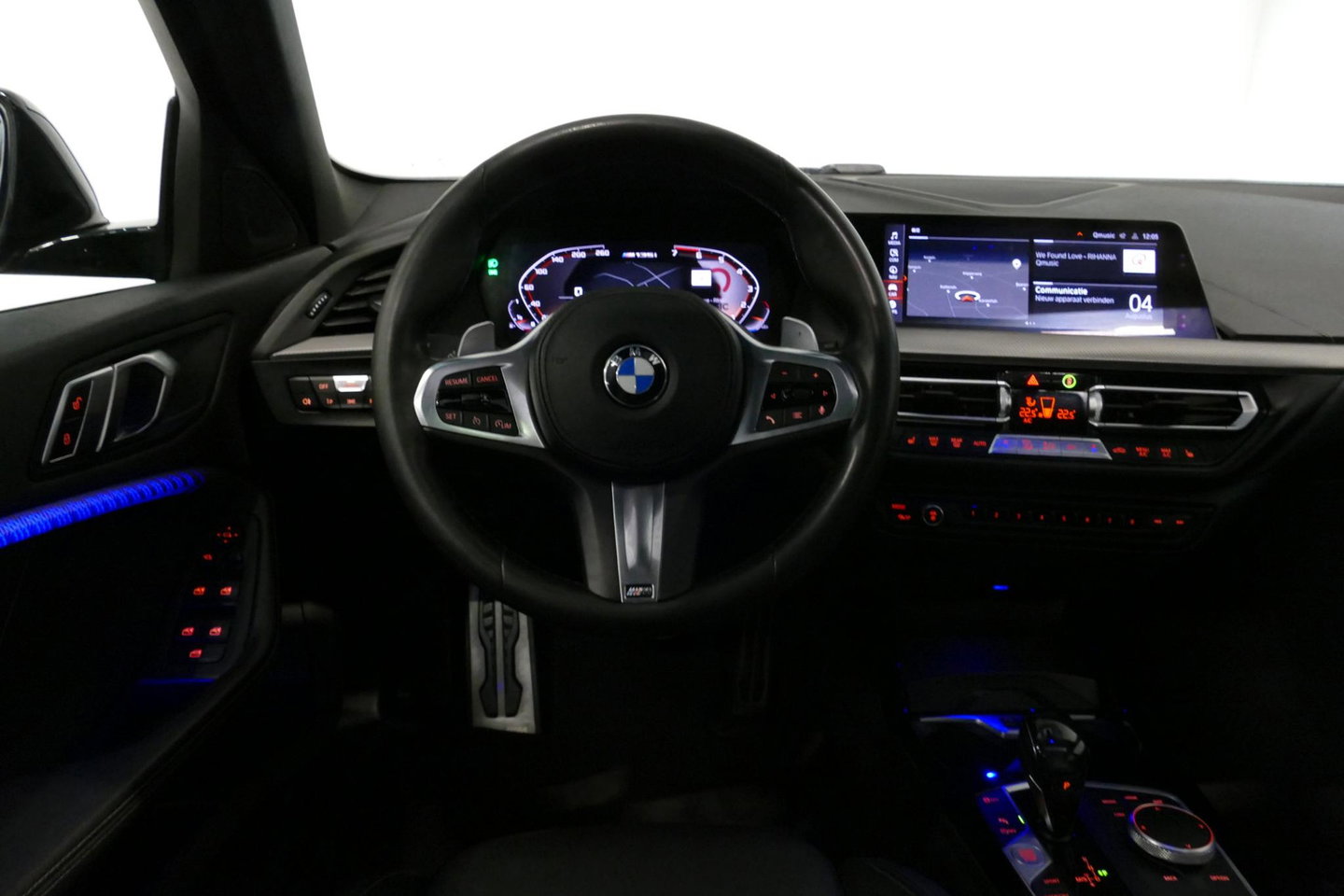 BMW 1 Serie M135i xDrive High Executive Edition / Orig. Nederlands / Panoramadak / Stoelverwarming / Apple Carplay - Android Auto / Ambienteverlichting / HUD / Achteruitrijcamera / Cruise Control / 19'' LMV / Spiegel-pakket / LED koplampen / Lederen bekleding