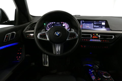 BMW 1 Serie M135i xDrive High Executive Edition / Orig. Nederlands / Panoramadak / Stoelverwarming / Apple Carplay - Android Auto / Ambienteverlichting / HUD / Achteruitrijcamera / Cruise Control / 19'' LMV / Spiegel-pakket / LED koplampen / Lederen bekleding