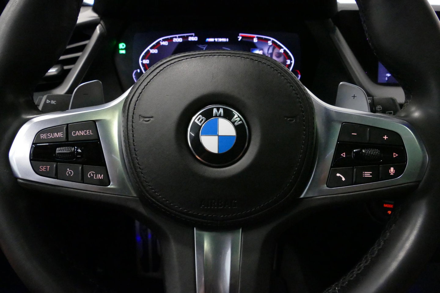 BMW 1 Serie M135i xDrive High Executive Edition / Orig. Nederlands / Panoramadak / Stoelverwarming / Apple Carplay - Android Auto / Ambienteverlichting / HUD / Achteruitrijcamera / Cruise Control / 19'' LMV / Spiegel-pakket / LED koplampen / Lederen bekleding