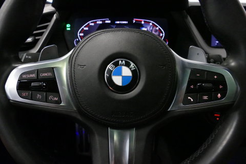 BMW 1 Serie M135i xDrive High Executive Edition / Orig. Nederlands / Panoramadak / Stoelverwarming / Apple Carplay - Android Auto / Ambienteverlichting / HUD / Achteruitrijcamera / Cruise Control / 19'' LMV / Spiegel-pakket / LED koplampen / Lederen bekleding