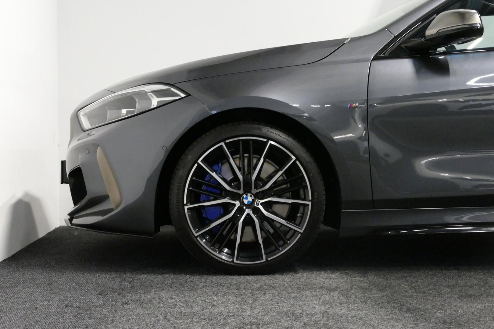 BMW 1 Serie M135i xDrive High Executive Edition / Orig. Nederlands / Panoramadak / Stoelverwarming / Apple Carplay - Android Auto / Ambienteverlichting / HUD / Achteruitrijcamera / Cruise Control / 19'' LMV / Spiegel-pakket / LED koplampen / Lederen bekleding