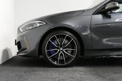 BMW 1 Serie M135i xDrive High Executive Edition / Orig. Nederlands / Panoramadak / Stoelverwarming / Apple Carplay - Android Auto / Ambienteverlichting / HUD / Achteruitrijcamera / Cruise Control / 19'' LMV / Spiegel-pakket / LED koplampen / Lederen bekleding