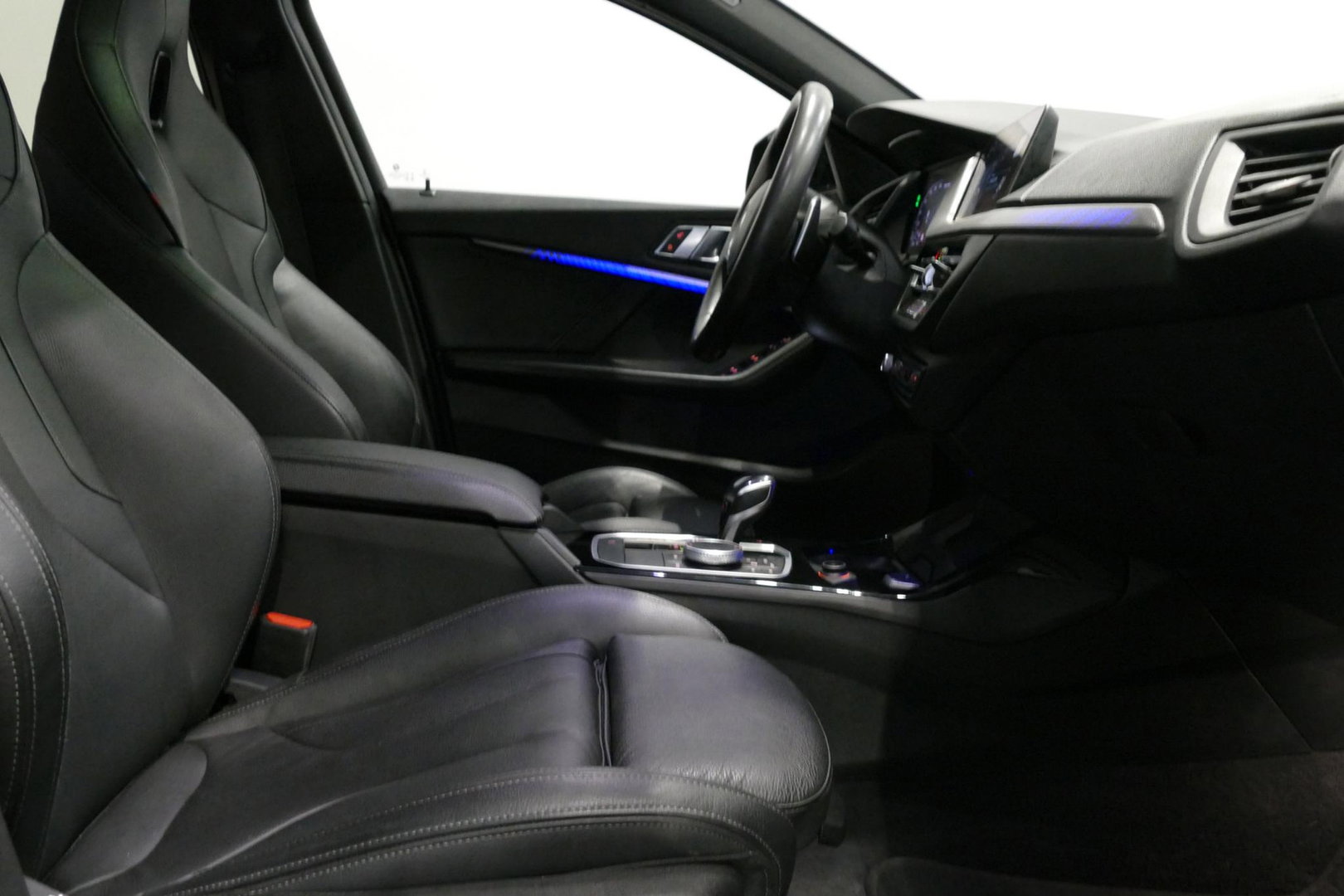 BMW 1 Serie M135i xDrive High Executive Edition / Orig. Nederlands / Panoramadak / Stoelverwarming / Apple Carplay - Android Auto / Ambienteverlichting / HUD / Achteruitrijcamera / Cruise Control / 19'' LMV / Spiegel-pakket / LED koplampen / Lederen bekleding