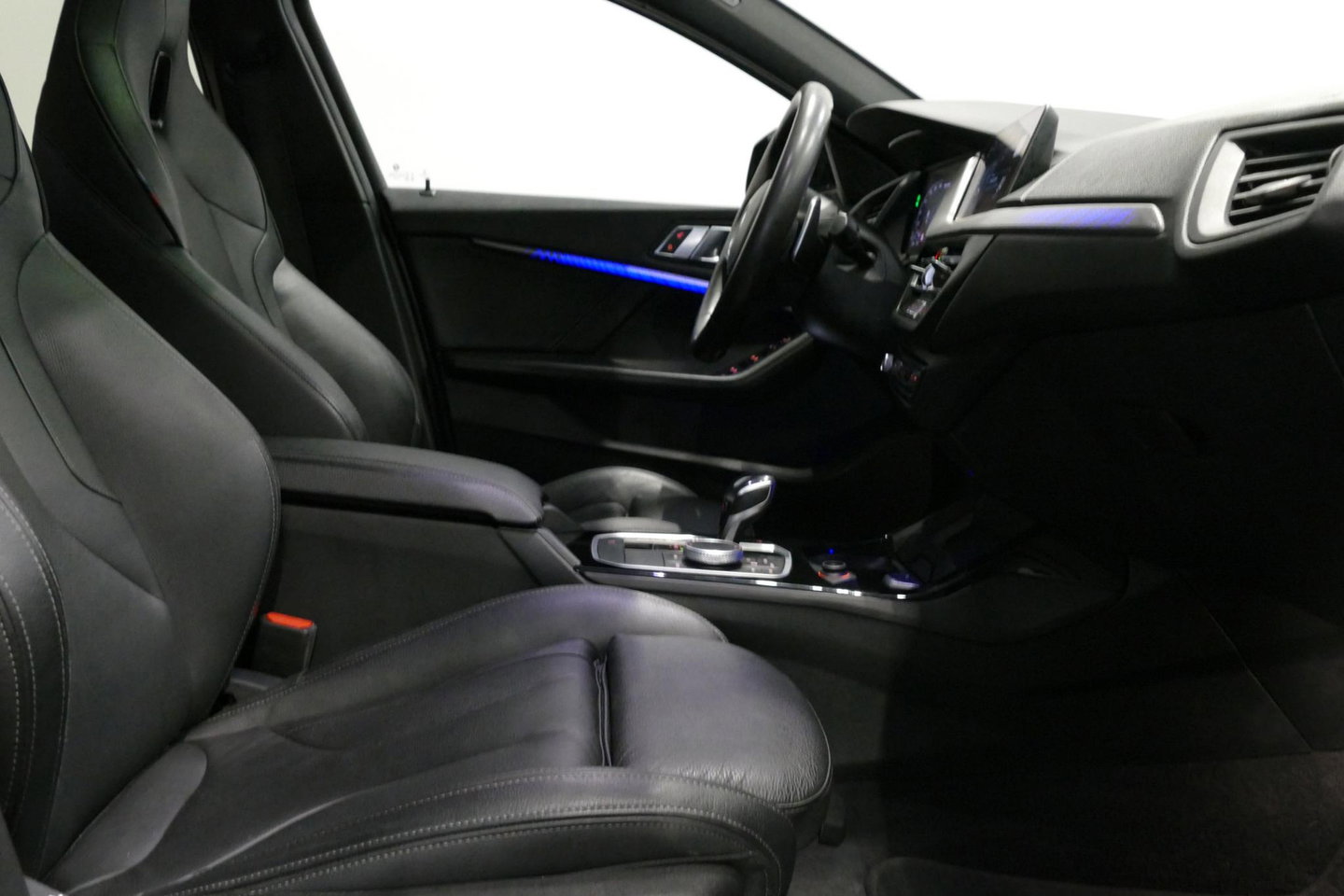 BMW 1 Serie M135i xDrive High Executive Edition / Orig. Nederlands / Panoramadak / Stoelverwarming / Apple Carplay - Android Auto / Ambienteverlichting / HUD / Achteruitrijcamera / Cruise Control / 19'' LMV / Spiegel-pakket / LED koplampen / Lederen bekleding