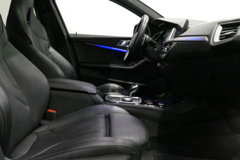 BMW 1 Serie M135i xDrive High Executive Edition / Orig. Nederlands / Panoramadak / Stoelverwarming / Apple Carplay - Android Auto / Ambienteverlichting / HUD / Achteruitrijcamera / Cruise Control / 19'' LMV / Spiegel-pakket / LED koplampen / Lederen bekleding