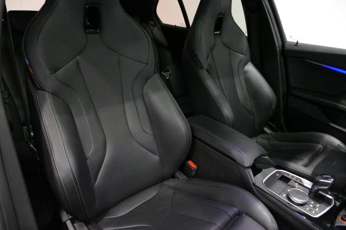 BMW 1 Serie M135i xDrive High Executive Edition / Orig. Nederlands / Panoramadak / Stoelverwarming / Apple Carplay - Android Auto / Ambienteverlichting / HUD / Achteruitrijcamera / Cruise Control / 19'' LMV / Spiegel-pakket / LED koplampen / Lederen bekleding