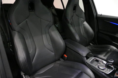 BMW 1 Serie M135i xDrive High Executive Edition / Orig. Nederlands / Panoramadak / Stoelverwarming / Apple Carplay - Android Auto / Ambienteverlichting / HUD / Achteruitrijcamera / Cruise Control / 19'' LMV / Spiegel-pakket / LED koplampen / Lederen bekleding