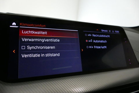 BMW 1 Serie M135i xDrive High Executive Edition / Orig. Nederlands / Panoramadak / Stoelverwarming / Apple Carplay - Android Auto / Ambienteverlichting / HUD / Achteruitrijcamera / Cruise Control / 19'' LMV / Spiegel-pakket / LED koplampen / Lederen bekleding