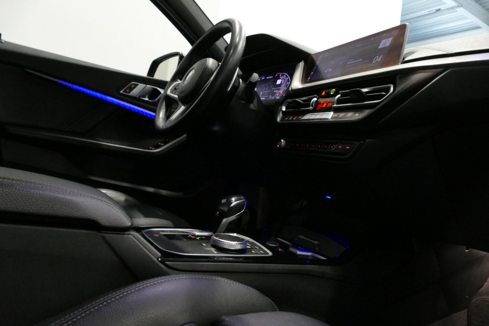 BMW 1 Serie M135i xDrive High Executive Edition / Orig. Nederlands / Panoramadak / Stoelverwarming / Apple Carplay - Android Auto / Ambienteverlichting / HUD / Achteruitrijcamera / Cruise Control / 19'' LMV / Spiegel-pakket / LED koplampen / Lederen bekleding