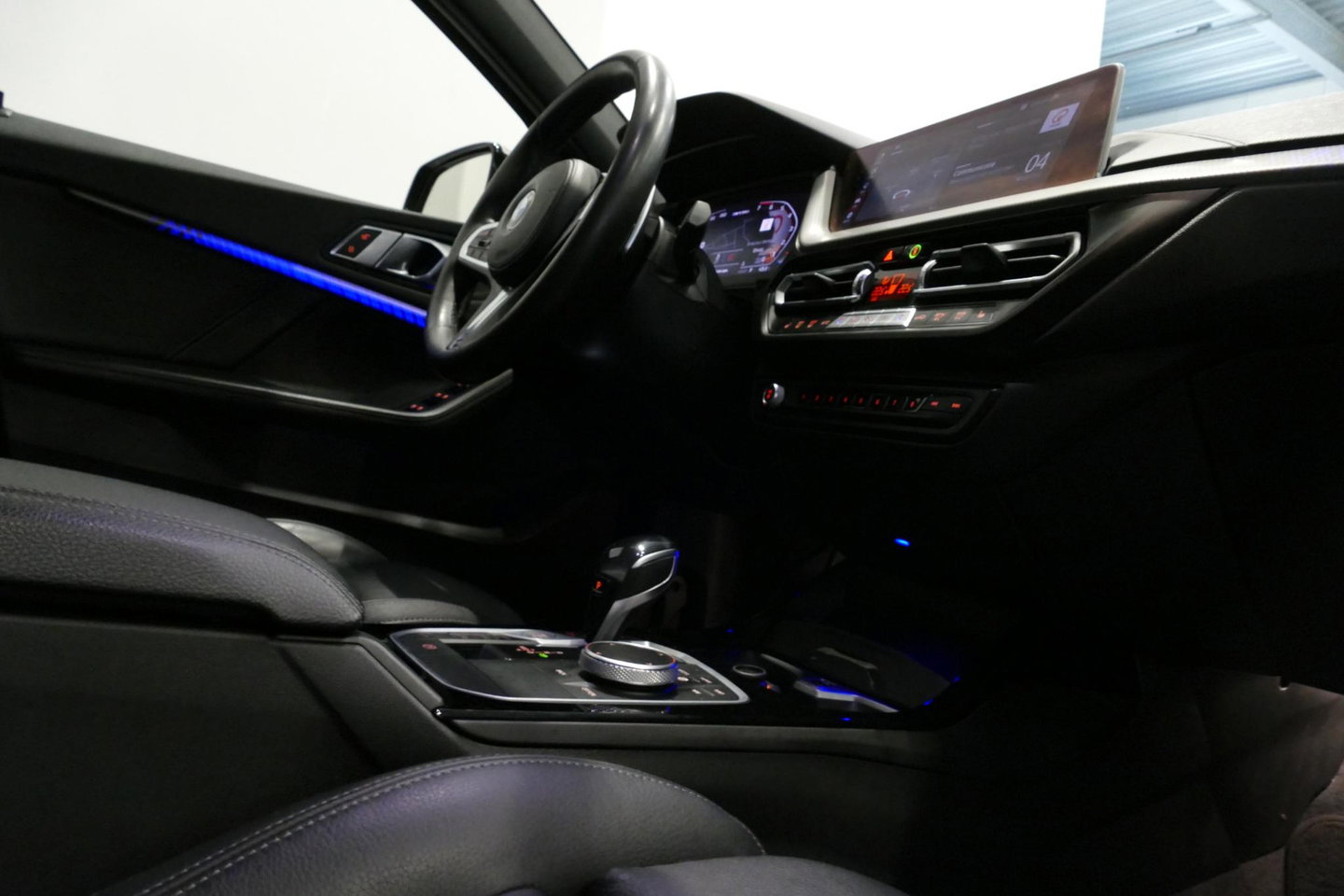 BMW 1 Serie M135i xDrive High Executive Edition / Orig. Nederlands / Panoramadak / Stoelverwarming / Apple Carplay - Android Auto / Ambienteverlichting / HUD / Achteruitrijcamera / Cruise Control / 19'' LMV / Spiegel-pakket / LED koplampen / Lederen bekleding