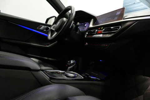 BMW 1 Serie M135i xDrive High Executive Edition / Orig. Nederlands / Panoramadak / Stoelverwarming / Apple Carplay - Android Auto / Ambienteverlichting / HUD / Achteruitrijcamera / Cruise Control / 19'' LMV / Spiegel-pakket / LED koplampen / Lederen bekleding