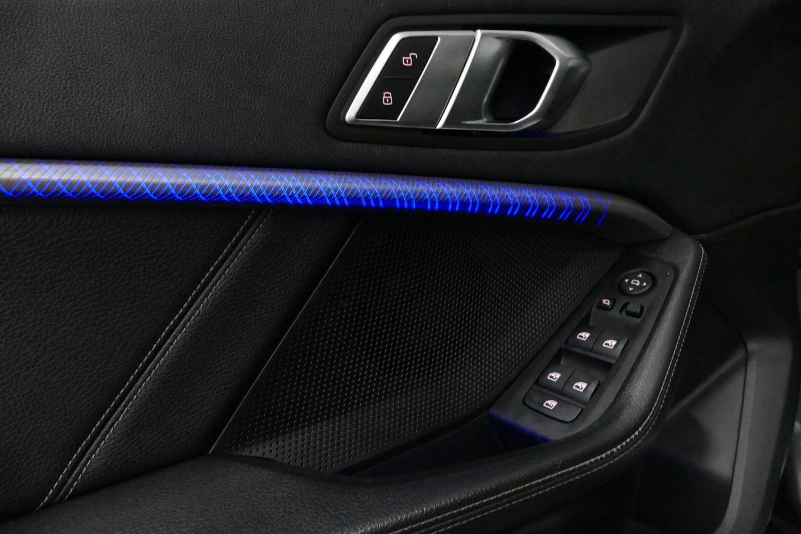 BMW 1 Serie M135i xDrive High Executive Edition / Orig. Nederlands / Panoramadak / Stoelverwarming / Apple Carplay - Android Auto / Ambienteverlichting / HUD / Achteruitrijcamera / Cruise Control / 19'' LMV / Spiegel-pakket / LED koplampen / Lederen bekleding