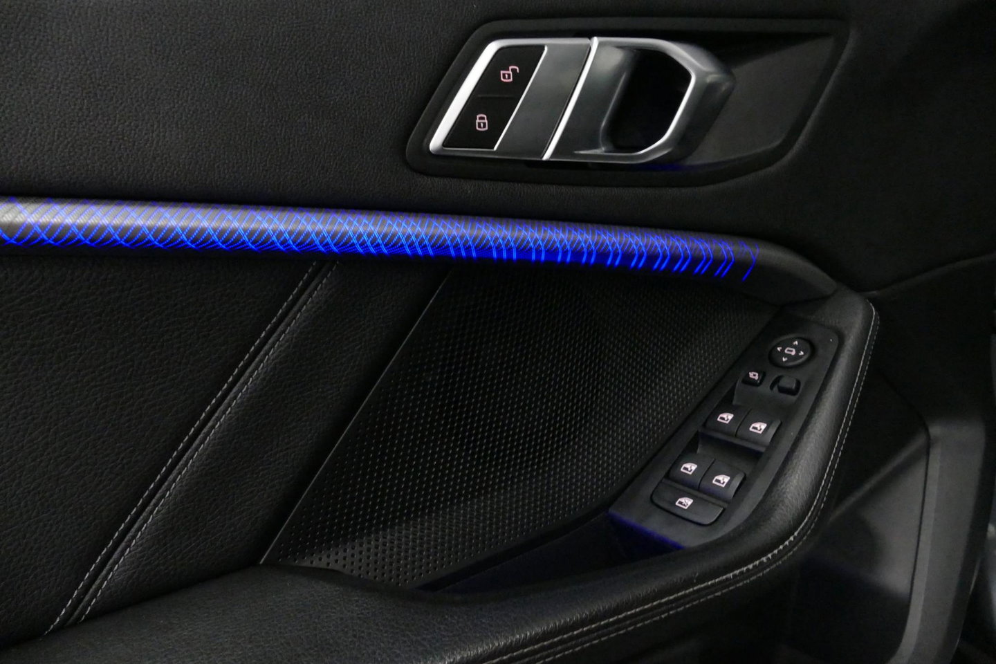 BMW 1 Serie M135i xDrive High Executive Edition / Orig. Nederlands / Panoramadak / Stoelverwarming / Apple Carplay - Android Auto / Ambienteverlichting / HUD / Achteruitrijcamera / Cruise Control / 19'' LMV / Spiegel-pakket / LED koplampen / Lederen bekleding