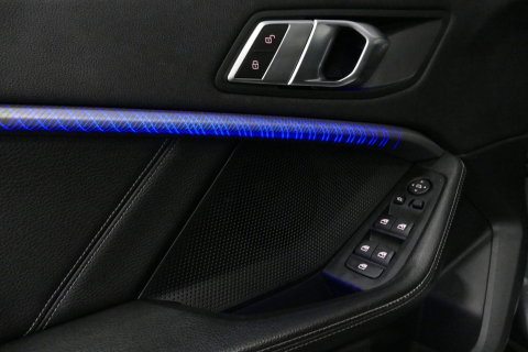 BMW 1 Serie M135i xDrive High Executive Edition / Orig. Nederlands / Panoramadak / Stoelverwarming / Apple Carplay - Android Auto / Ambienteverlichting / HUD / Achteruitrijcamera / Cruise Control / 19'' LMV / Spiegel-pakket / LED koplampen / Lederen bekleding