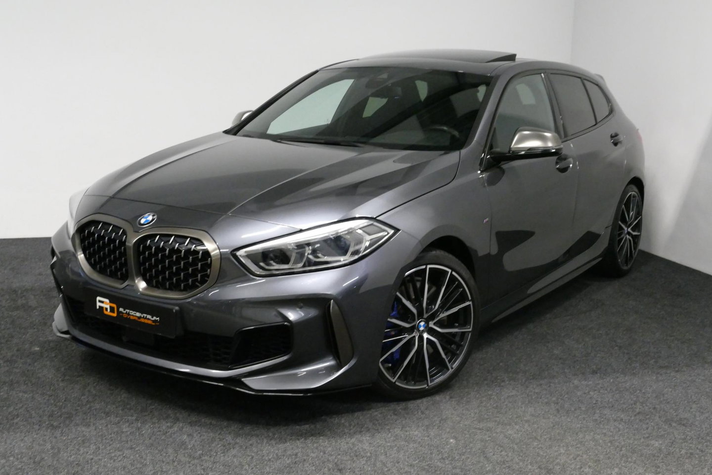 BMW 1 Serie M135i xDrive High Executive Edition / Orig. Nederlands / Panoramadak / Stoelverwarming / Apple Carplay - Android Auto / Ambienteverlichting / HUD / Achteruitrijcamera / Cruise Control / 19'' LMV / Spiegel-pakket / LED koplampen / Lederen bekleding