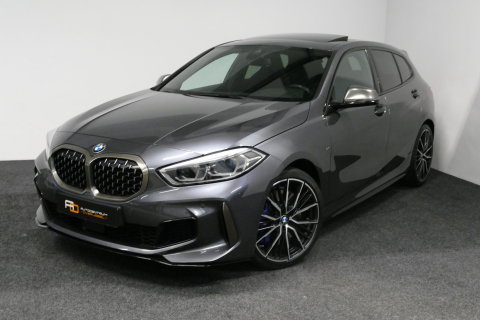 BMW 1 Serie M135i xDrive High Executive Edition / Orig. Nederlands / Panoramadak / Stoelverwarming / Apple Carplay - Android Auto / Ambienteverlichting / HUD / Achteruitrijcamera / Cruise Control / 19'' LMV / Spiegel-pakket / LED koplampen / Lederen bekleding