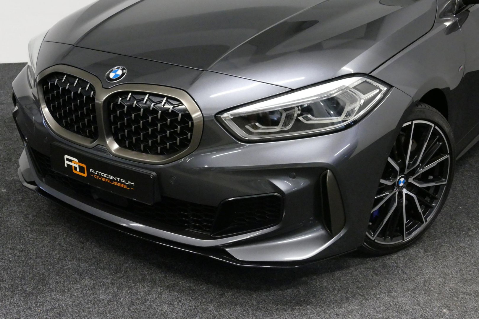BMW 1 Serie M135i xDrive High Executive Edition / Orig. Nederlands / Panoramadak / Stoelverwarming / Apple Carplay - Android Auto / Ambienteverlichting / HUD / Achteruitrijcamera / Cruise Control / 19'' LMV / Spiegel-pakket / LED koplampen / Lederen bekleding