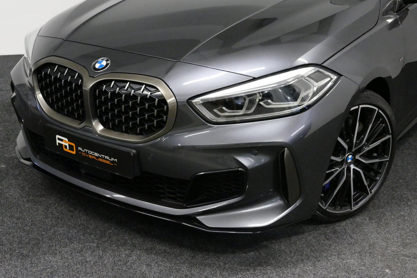 BMW 1 Serie M135i xDrive High Executive Edition / Orig. Nederlands / Panoramadak / Stoelverwarming / Apple Carplay - Android Auto / Ambienteverlichting / HUD / Achteruitrijcamera / Cruise Control / 19'' LMV / Spiegel-pakket / LED koplampen / Lederen bekleding