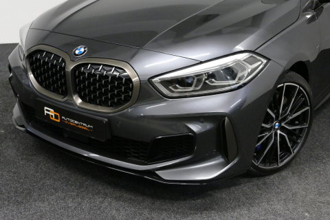 BMW 1 Serie M135i xDrive High Executive Edition / Orig. Nederlands / Panoramadak / Stoelverwarming / Apple Carplay - Android Auto / Ambienteverlichting / HUD / Achteruitrijcamera / Cruise Control / 19'' LMV / Spiegel-pakket / LED koplampen / Lederen bekleding