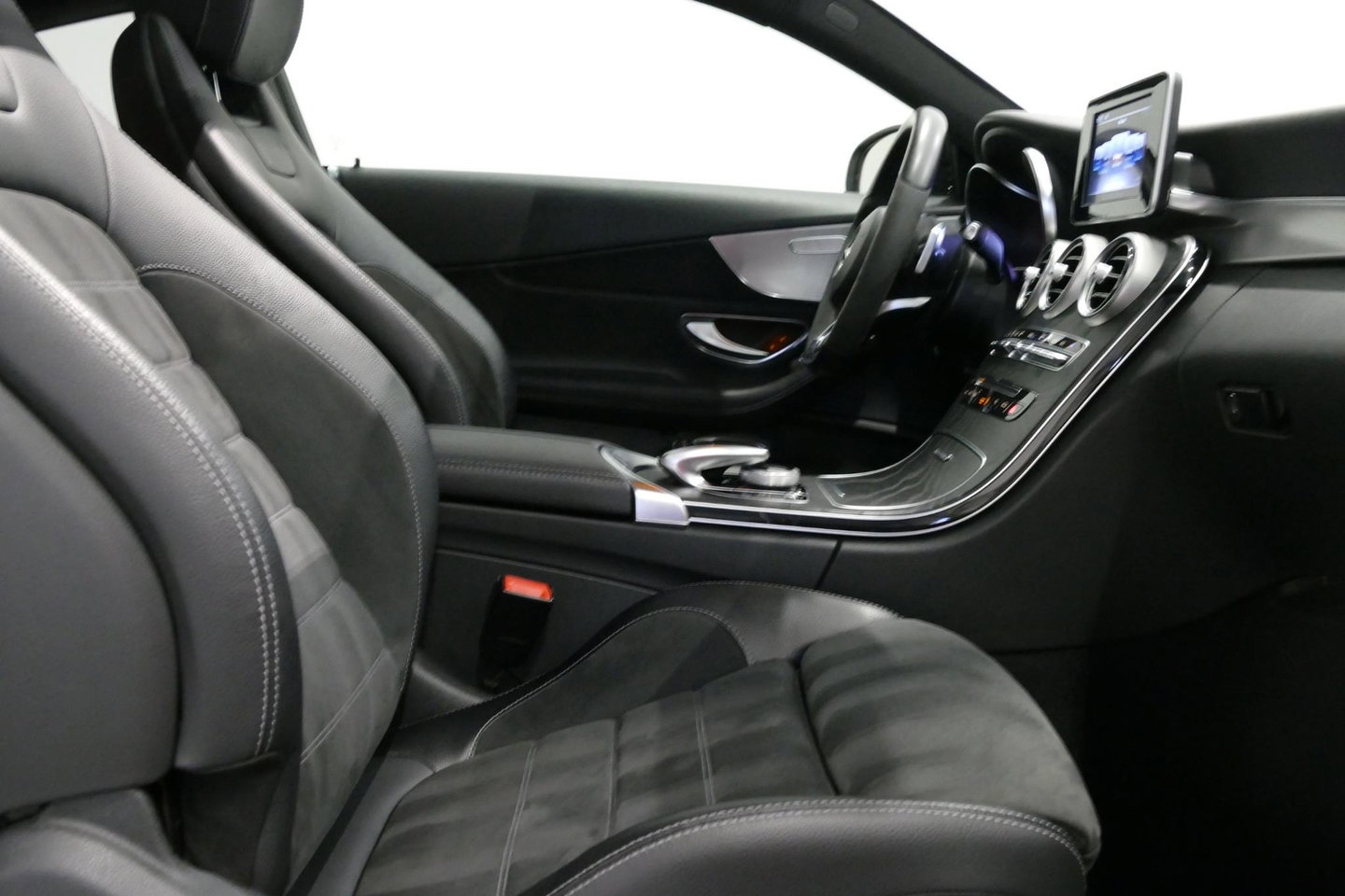 Mercedes-Benz C-Klasse Coupé 200 AMG Line Night Edition / Panoramadak / Apple Carplay - Android Auto / Stoelverwarming / 19'' LMV / Navigatie / Cruise Control / Night Pakket / LED koplampen / Agility Control