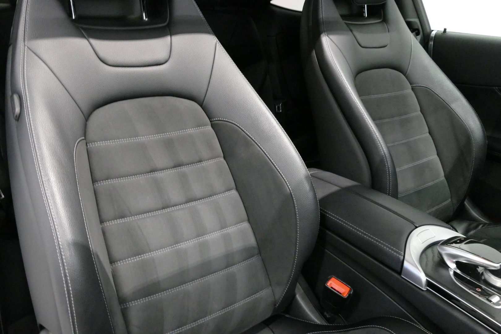 Mercedes-Benz C-Klasse Coupé 200 AMG Line Night Edition / Panoramadak / Apple Carplay - Android Auto / Stoelverwarming / 19'' LMV / Navigatie / Cruise Control / Night Pakket / LED koplampen / Agility Control