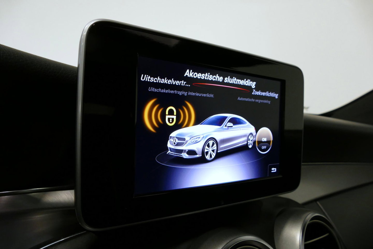 Mercedes-Benz C-Klasse Coupé 200 AMG Line Night Edition / Panoramadak / Apple Carplay - Android Auto / Stoelverwarming / 19'' LMV / Navigatie / Cruise Control / Night Pakket / LED koplampen / Agility Control