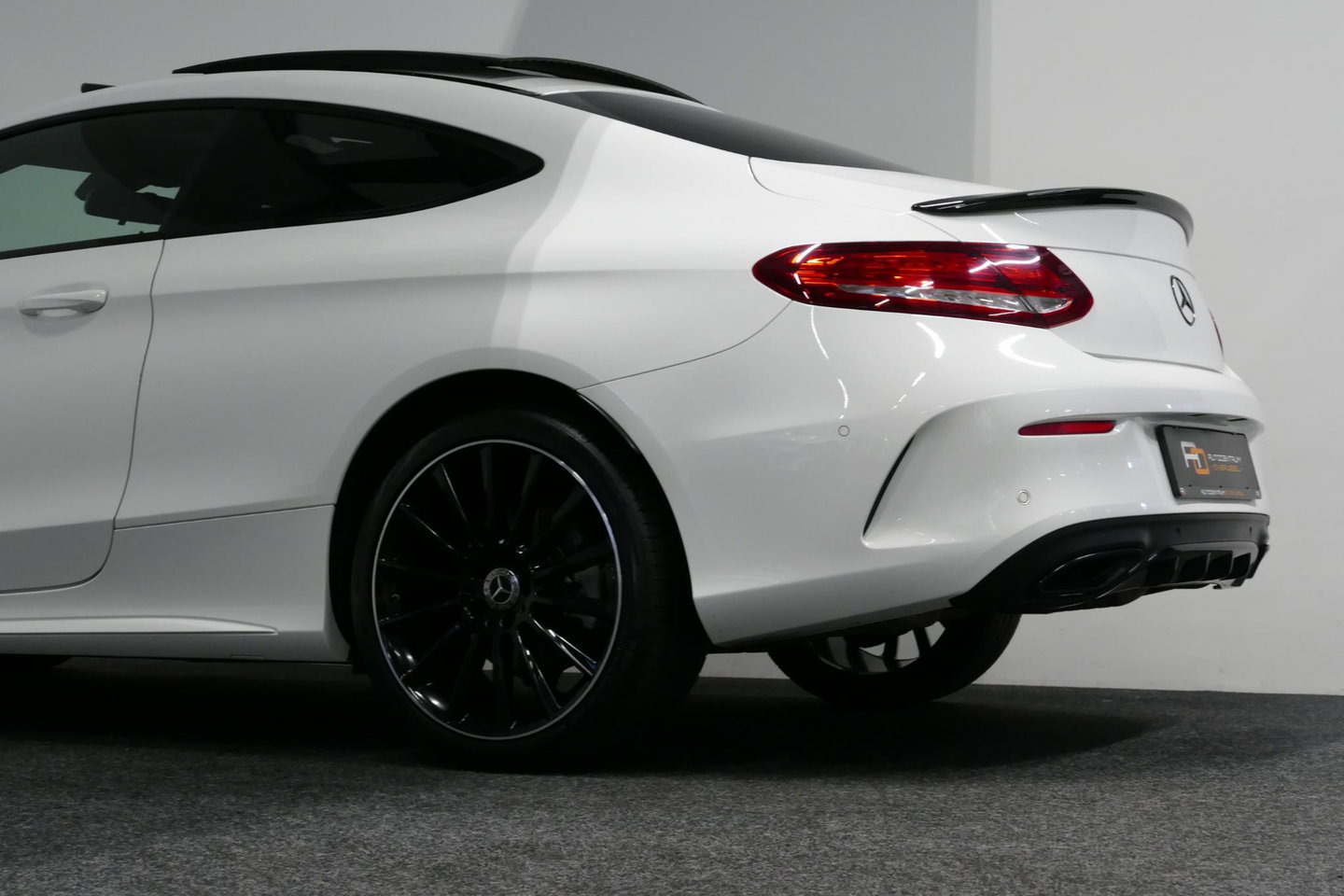 Mercedes-Benz C-Klasse Coupé 200 AMG Line Night Edition / Panoramadak / Apple Carplay - Android Auto / Stoelverwarming / 19'' LMV / Navigatie / Cruise Control / Night Pakket / LED koplampen / Agility Control