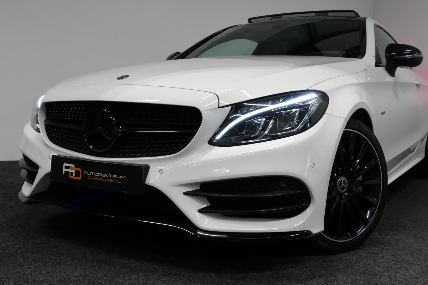 Mercedes-Benz C-Klasse Coupé 200 AMG Line Night Edition / Panoramadak / Apple Carplay - Android Auto / Stoelverwarming / 19'' LMV / Navigatie / Cruise Control / Night Pakket / LED koplampen / Agility Control