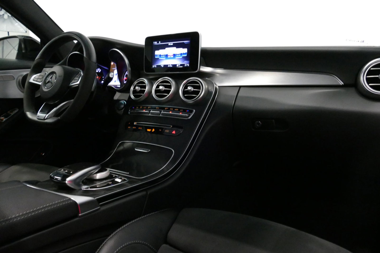 Mercedes-Benz C-Klasse Coupé 200 AMG Line Night Edition / Panoramadak / Apple Carplay - Android Auto / Stoelverwarming / 19'' LMV / Navigatie / Cruise Control / Night Pakket / LED koplampen / Agility Control