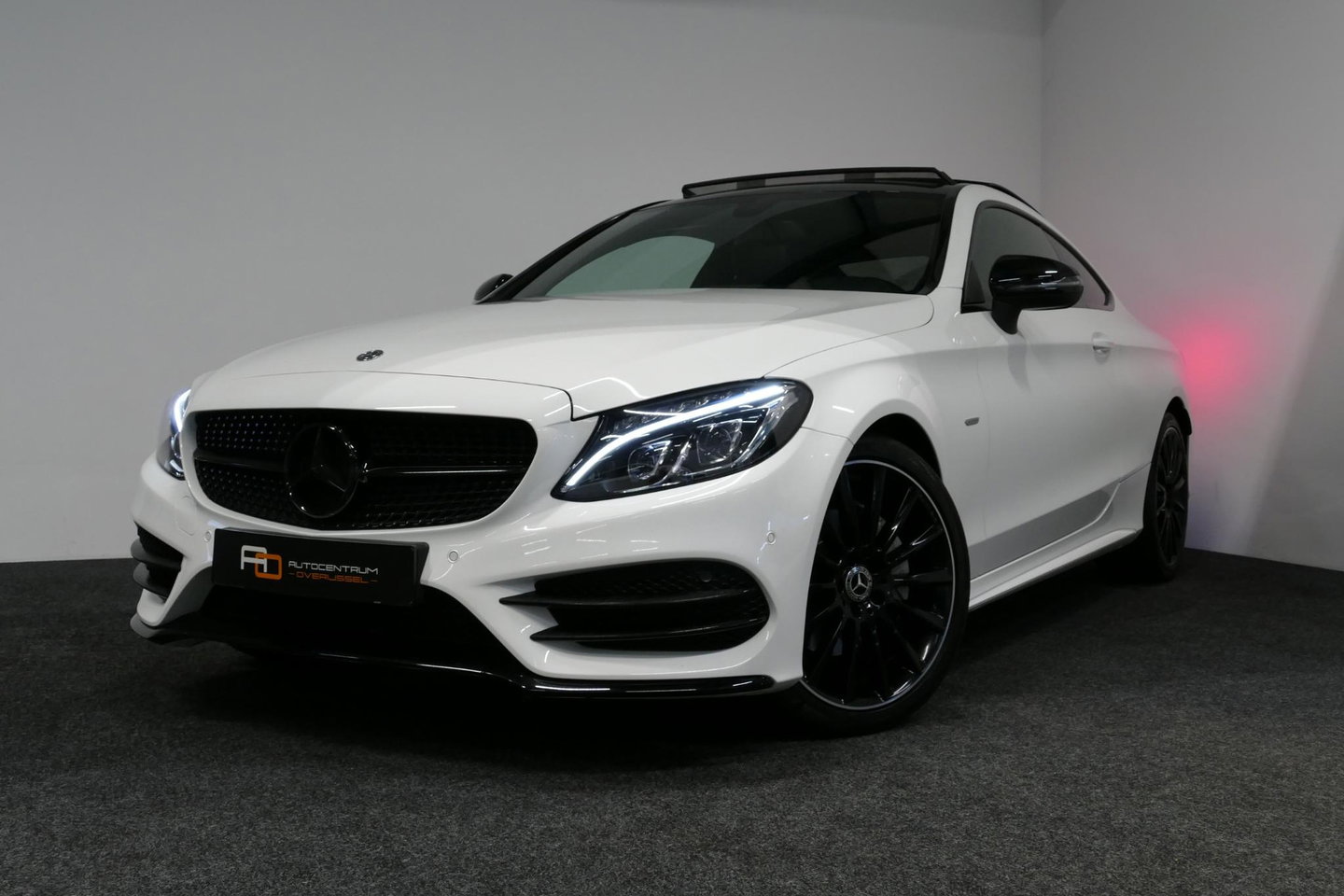 Mercedes-Benz C-Klasse Coupé 200 AMG Line Night Edition / Panoramadak / Apple Carplay - Android Auto / Stoelverwarming / 19'' LMV / Navigatie / Cruise Control / Night Pakket / LED koplampen / Agility Control