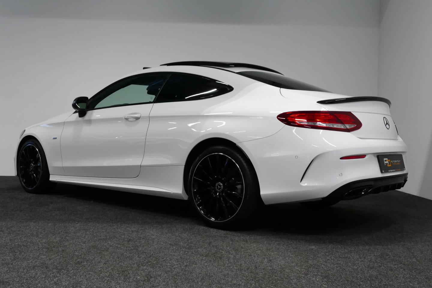 Mercedes-Benz C-Klasse Coupé 200 AMG Line Night Edition / Panoramadak / Apple Carplay - Android Auto / Stoelverwarming / 19'' LMV / Navigatie / Cruise Control / Night Pakket / LED koplampen / Agility Control
