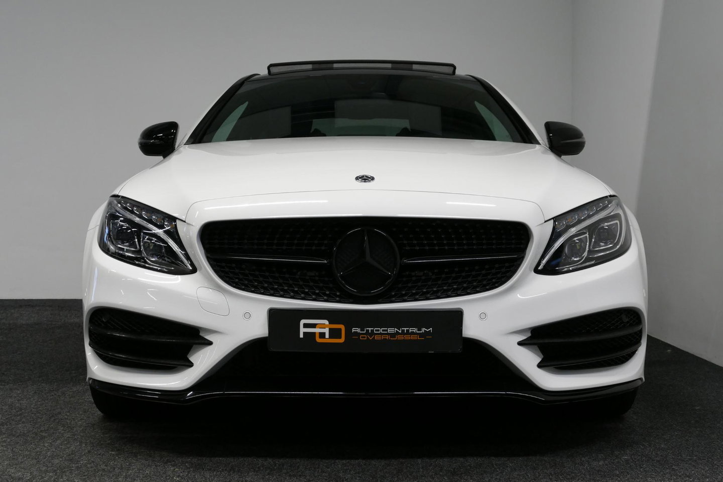 Mercedes-Benz C-Klasse Coupé 200 AMG Line Night Edition / Panoramadak / Apple Carplay - Android Auto / Stoelverwarming / 19'' LMV / Navigatie / Cruise Control / Night Pakket / LED koplampen / Agility Control